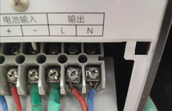 外置电池安装接口主机图